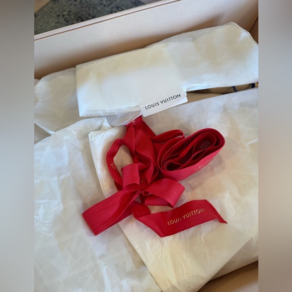 Louis Vuitton LV Monogram Authentic Capucines MM Galet Handbag Retail $7,700 - Picture 15 of 16